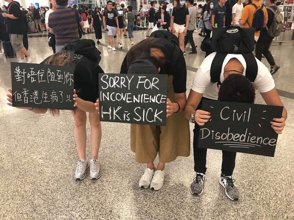 示威者在禁區外向旅客說對不起。 西環變幻時FB/網民Eric Lo‎圖