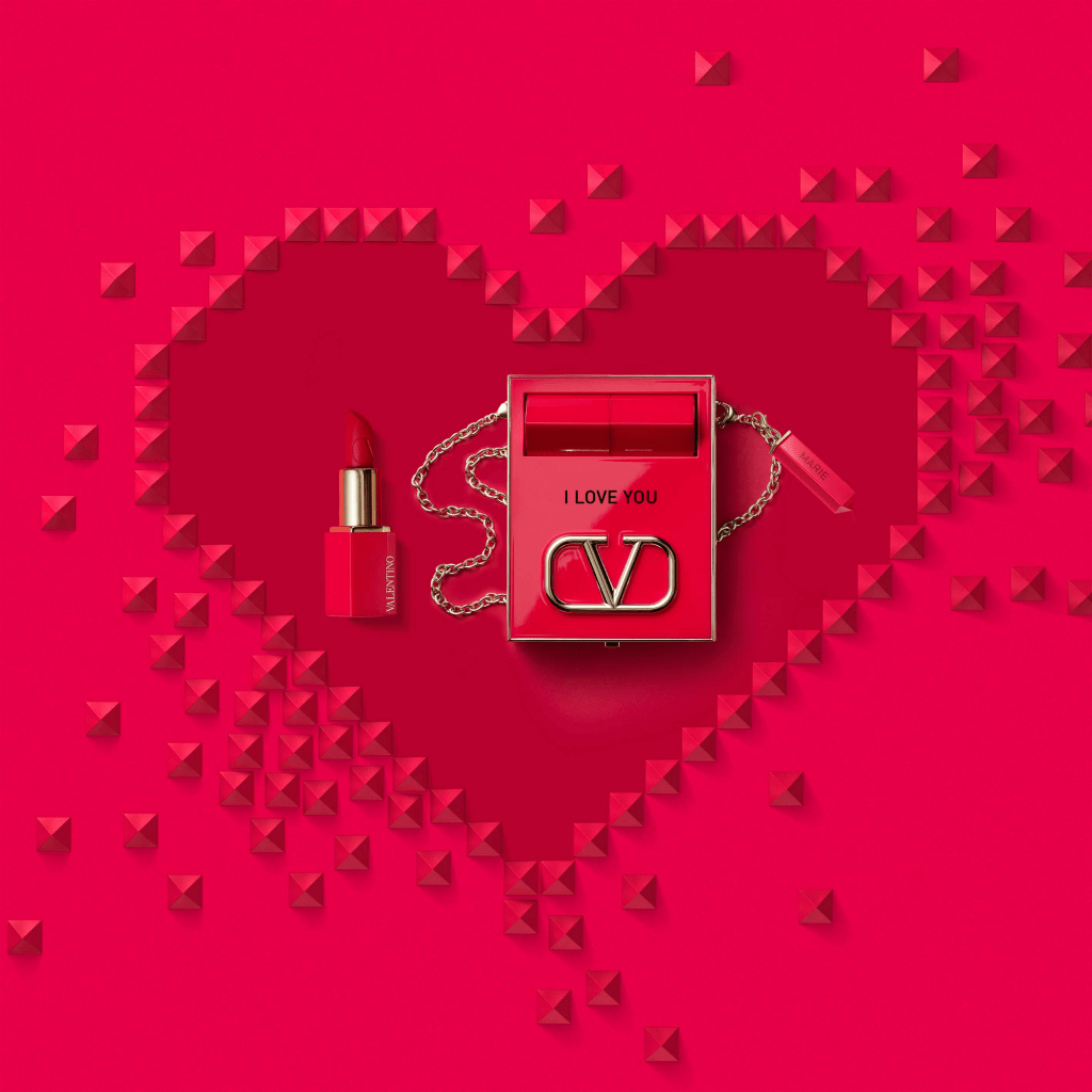 Valentino Beauty的Rosso Valentino高訂經典唇膏和Go-Clutch高訂隨行彩妝鏡盒，現凡購買後者可獲贈限量版吊飾，並免費印上專屬名字或告白字句。