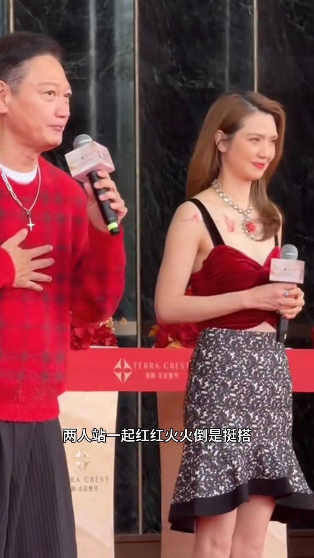 洪欣於台上笑容滿面好專業。
