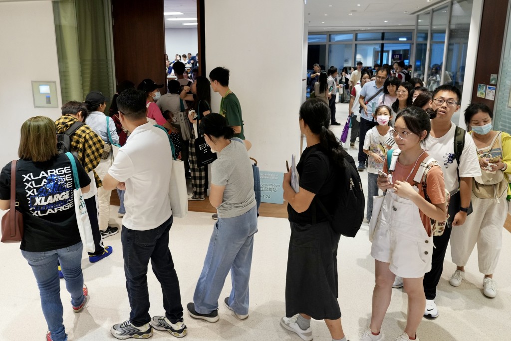 早前香港大学举行本科入学资讯日高考学生入学讲座 ，吸引大批学生及家长参加。资料图片