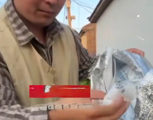 程先生在買家住處附近的垃圾桶內找到自家榴槤包裝袋。新京報