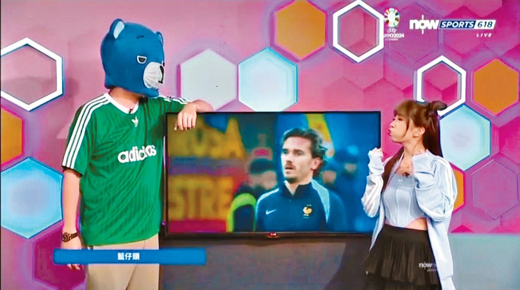 伶伶在兩年前的歐國盃期間於電視台做足球主持人。 