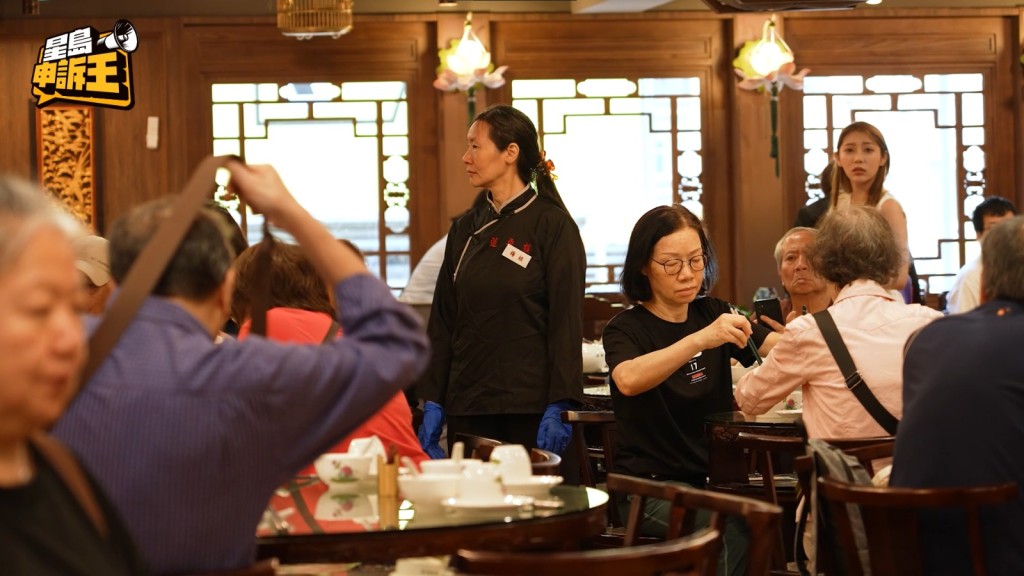 江小姐表示未曾預料到新店的入客量會如此龐大,現已積極加強人手及安排培訓。 江小姐表示未曾預料到新店的入客量會如此龐大,現已積極加強人手及安排培訓。