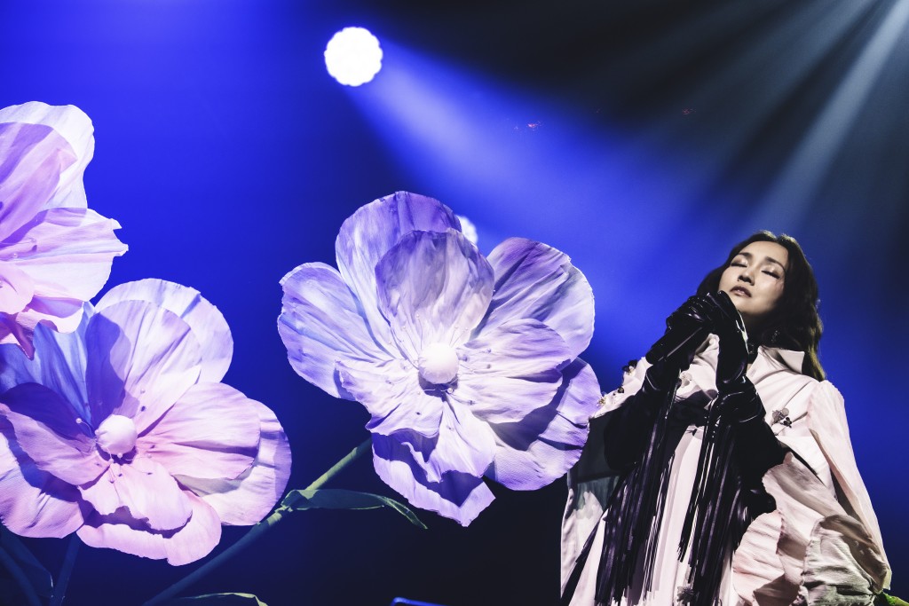 Kay 獻唱多首耳熟能詳的作品,包括《3/8》、《雨過天陰》與《囍帖街》。 Kay 獻唱多首耳熟能詳的作品,包括《3/8》、《雨過天陰》與《囍帖街》。