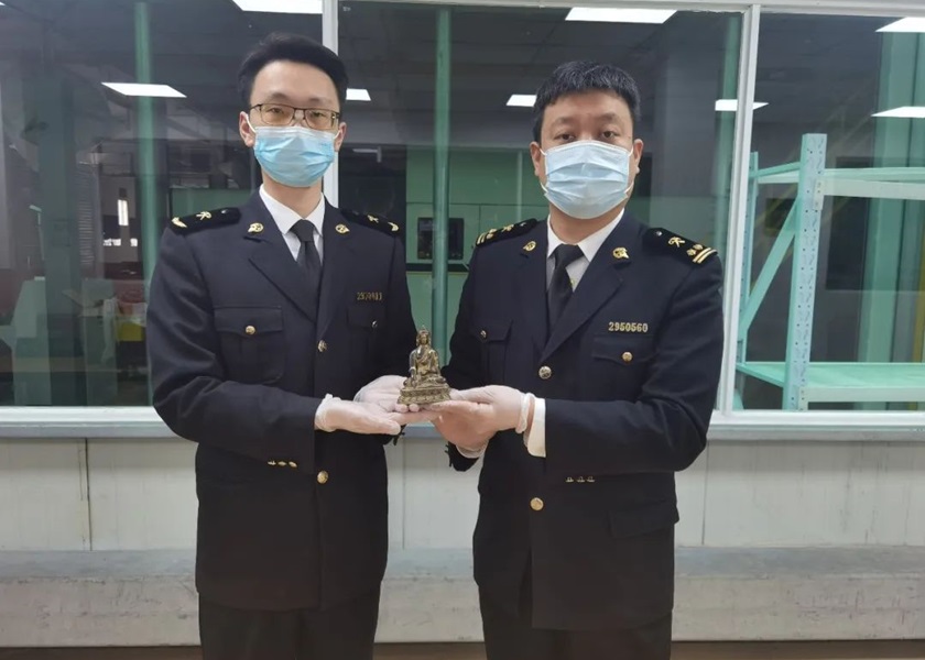 機場海關當局同時檢獲明代銅佛像。網圖