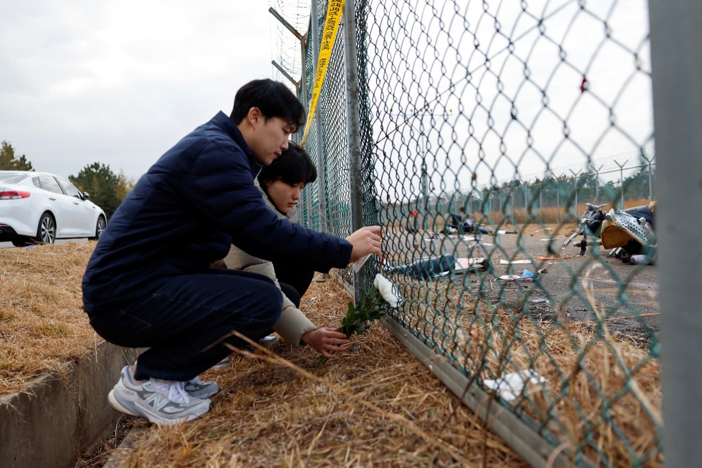 民眾在墜機現場附近放置花束悼念。路透社