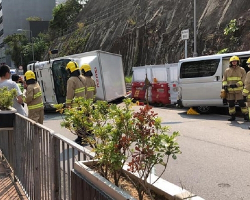 興盛路發生3車相撞。FB「吳劍昇議員辦事處」圖片