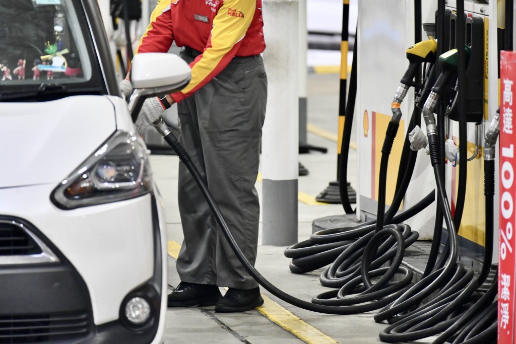 柴油補貼會經指定油公司或分銷商出售，讓合資格商用車直接受惠。。資料圖片