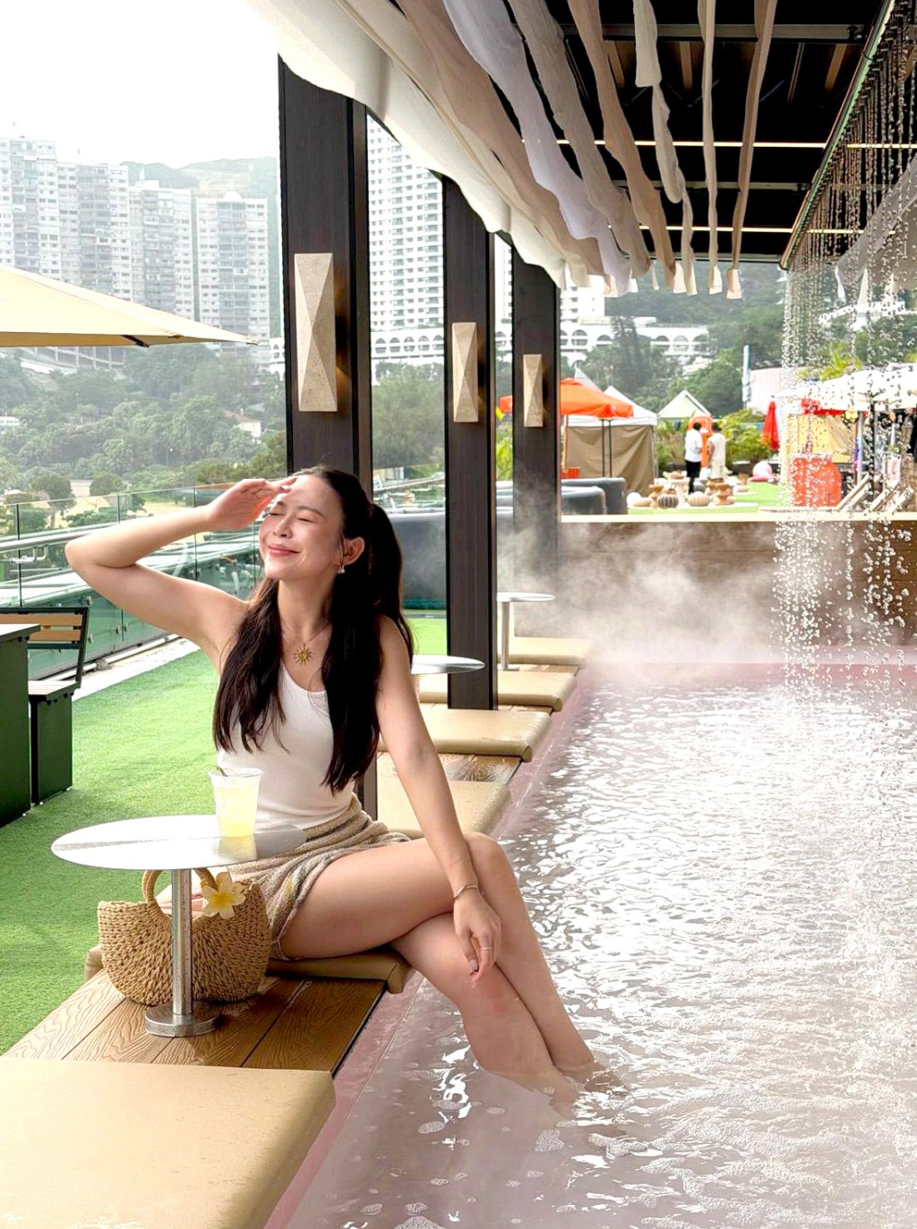 在愜意的粉紅Impulse Pool享受 Poolside Chill。