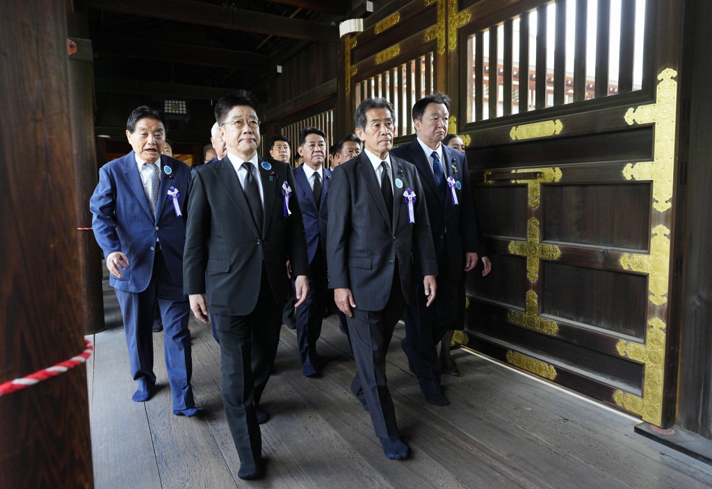 多名日本政要到靖國神社參拜。美聯社