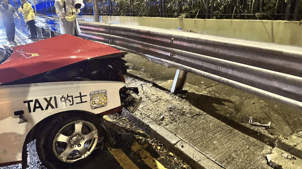 的士撞向左邊欄桿後，打橫停在三條行車線中的左邊行車線。蔡楚輝攝蔡楚輝攝