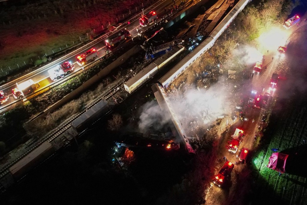 希臘火車相撞現場一度發生大火。 路透社