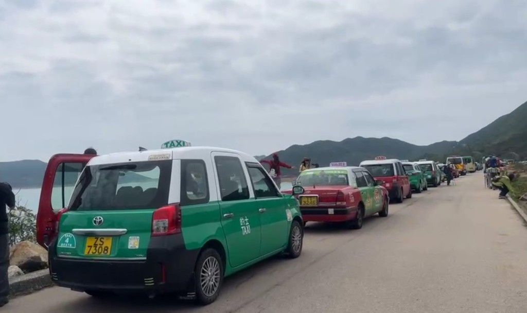 東壩一度出現長長的的士車龍。方國珊fb