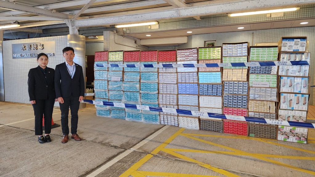 警方展示涉案私煙。黃文威攝 警方展示涉案私煙。黃文威攝