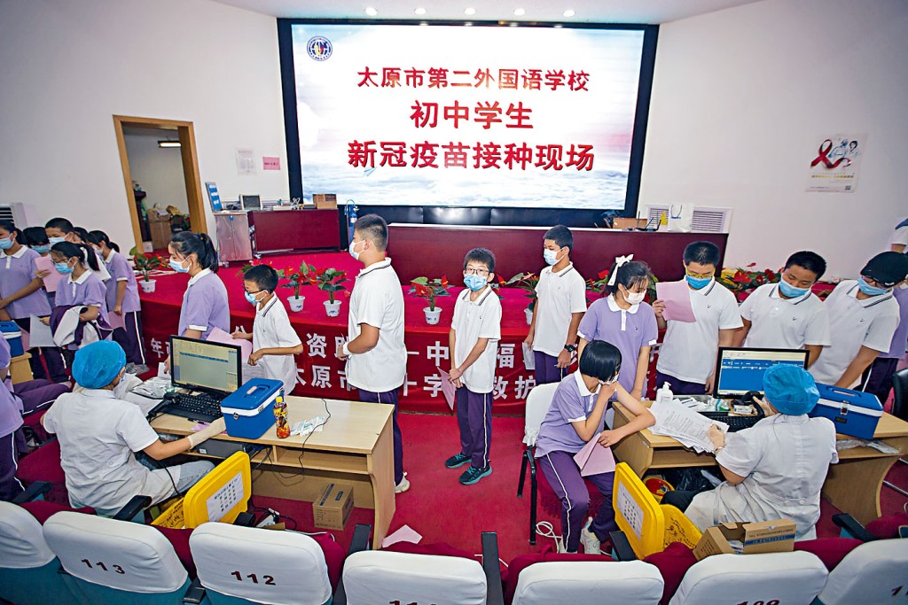 山西太原市初中學生在校內接種新冠疫苗。