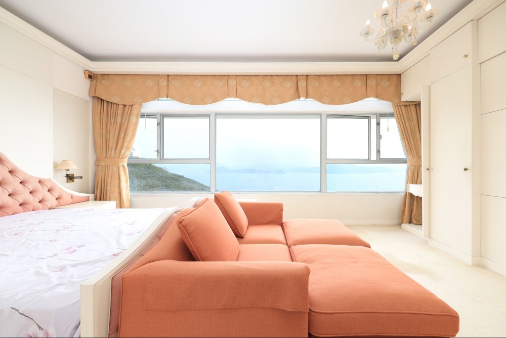 洋房共有5間大睡房，圖中寢室空間寬闊，與海為伴。
