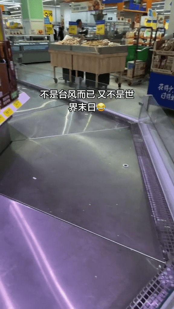 汕尾市民搶購物資，超市貨架清空。 抖音