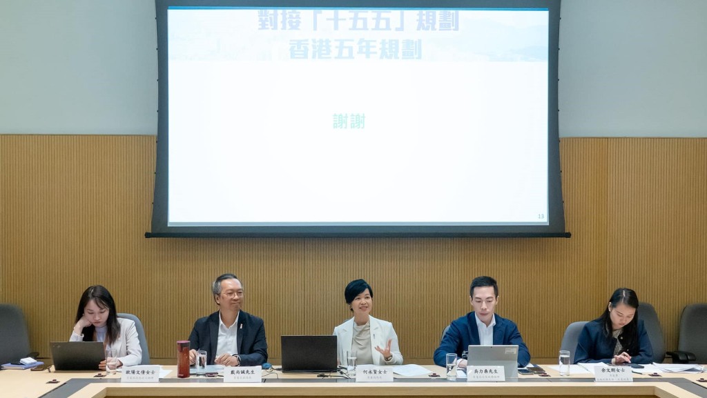 房屋局局長何永賢表示,房屋局上月舉辦兩場交流會,就香港五年規劃的房屋部分分別與大學、科研機構、業界議會和專業訓練機構交流。何永賢fb 房屋局局長何永賢表示,房屋局上月舉辦兩場交流會,就香港五年規劃的房屋部分分別與大學、科研機構、業界議會和專業訓練機構交流。何永賢fb