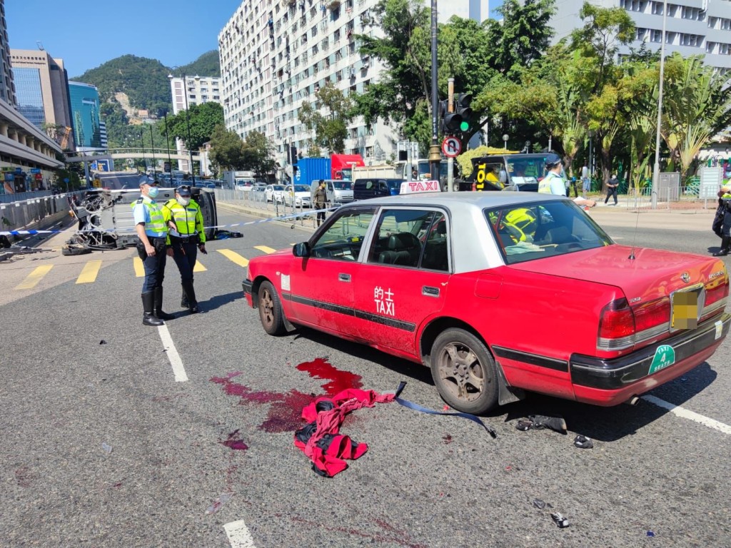 地上遺下大灘血迹。梁國峰攝