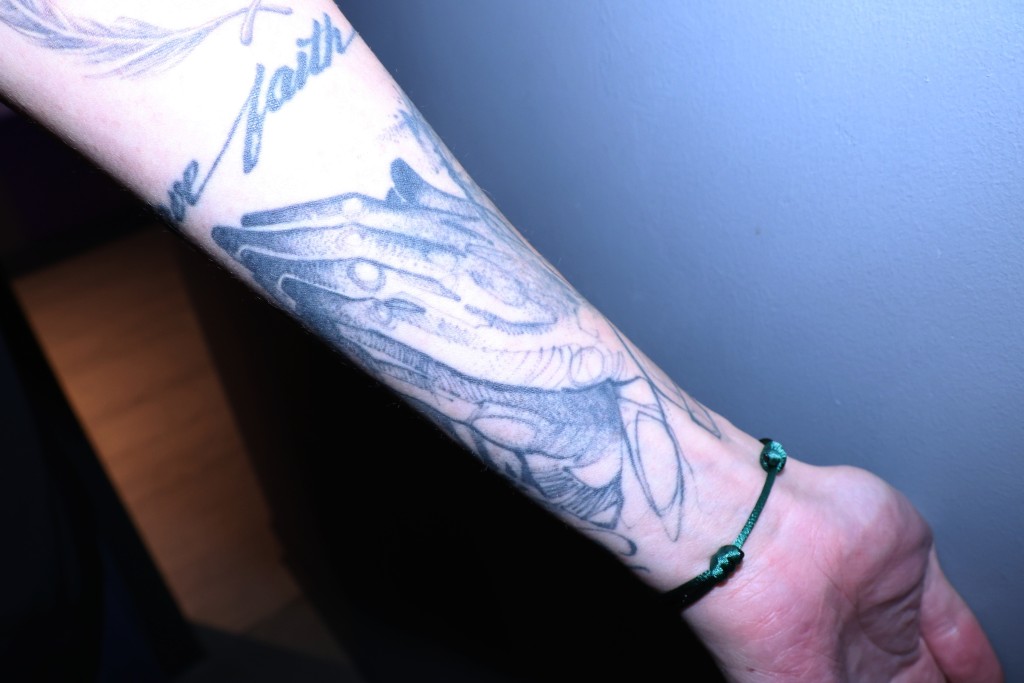 纹在左手上的“合拾”纹身。徐嘉华摄