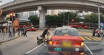 驾电动单车的黑衫男疑不忿驶向的士，对着司机指手划脚。FB网片