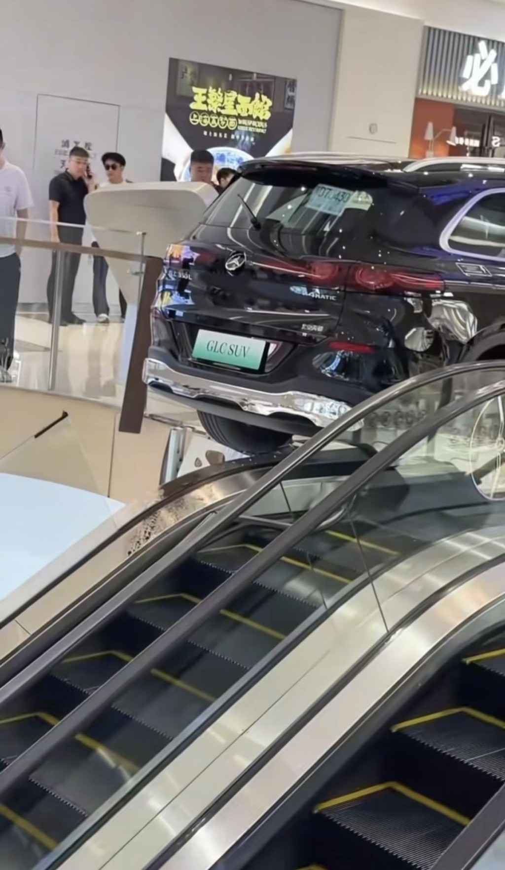 Benz失控,撞破護欄衝上扶手電梯,後半車身懸在半空。抖音 Benz失控,撞破護欄衝上扶手電梯,後半車身懸在半空。抖音