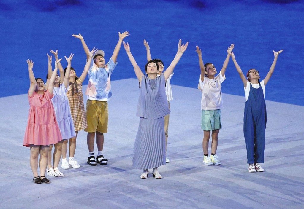 大竹忍與兒童合唱團演出。