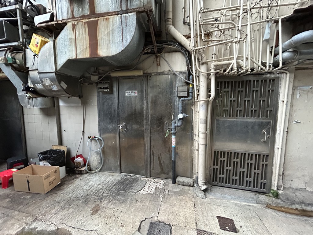 梁男當時步出廁所後未幾暈倒。