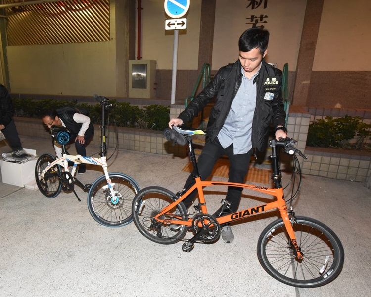 在男子住所搜獲的懷疑失竊單車。