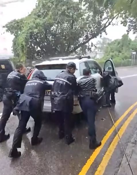 警員合力將死火車行推至安全地方。