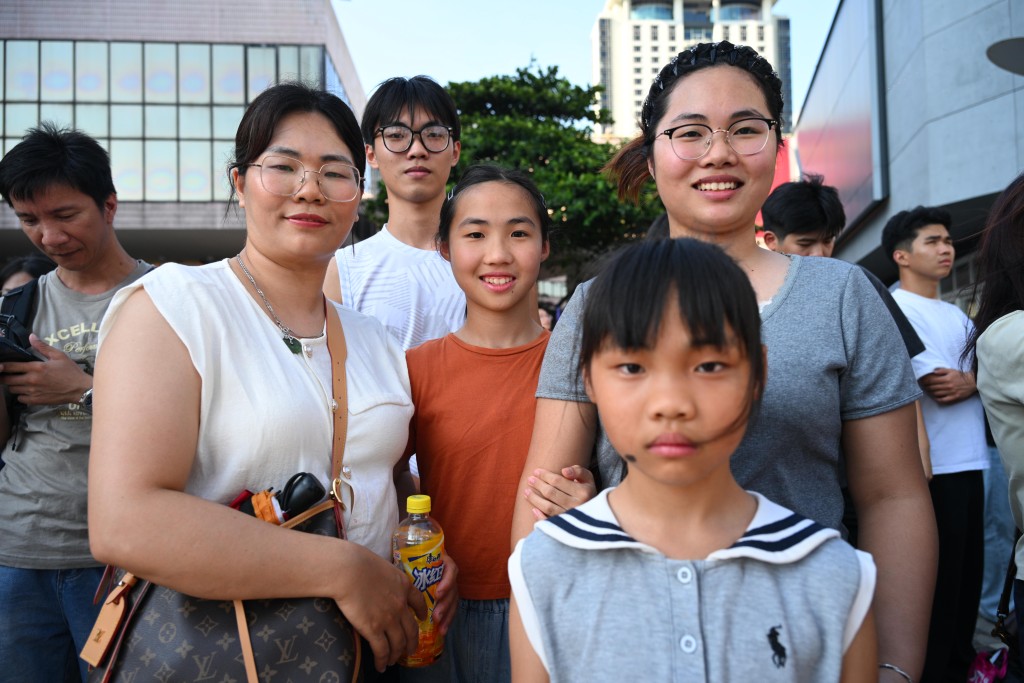 來自東莞的鄭氏一家從社交平台得悉煙花匯演,故趁假期來港觀賞。 來自東莞的鄭氏一家從社交平台得悉煙花匯演,故趁假期來港觀賞。