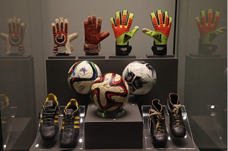 包括守門員手套、球鞋及足球，都是「World of Football」展覽的精采展品。