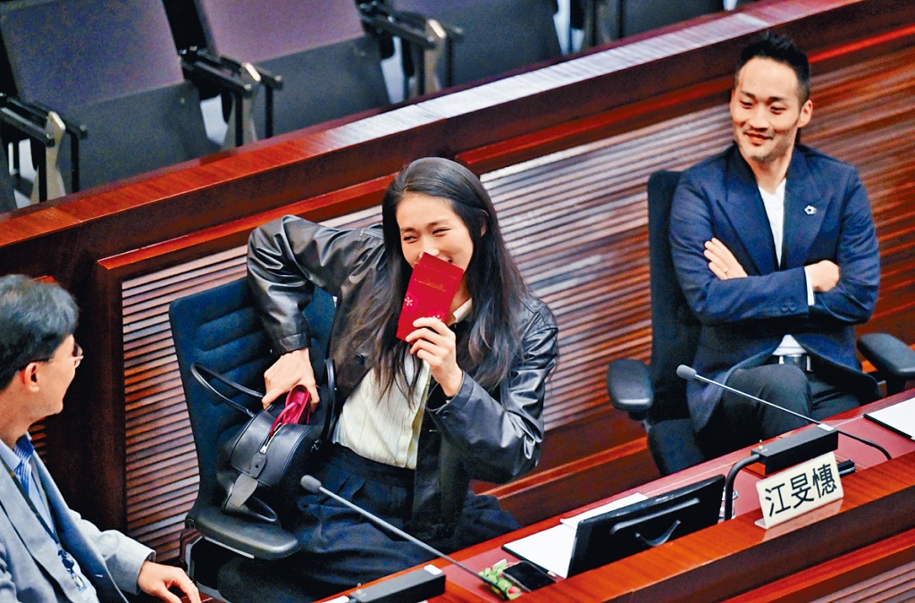 江旻憓收到利是難掩開心之情。