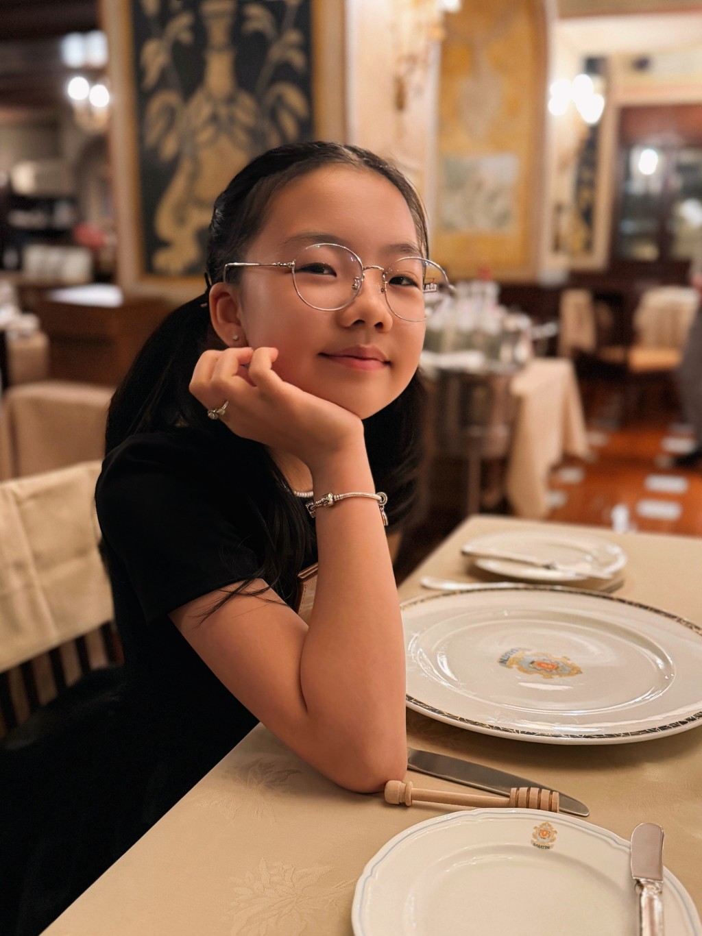 譚俊彥女兒樣子甜美，對鏡頭單手托腮。
