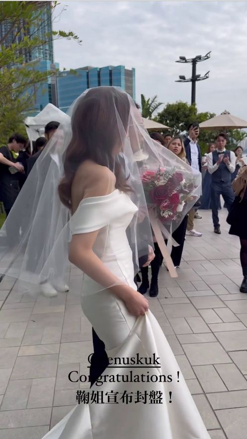 鞠頴怡穿上婚纱准备签字。