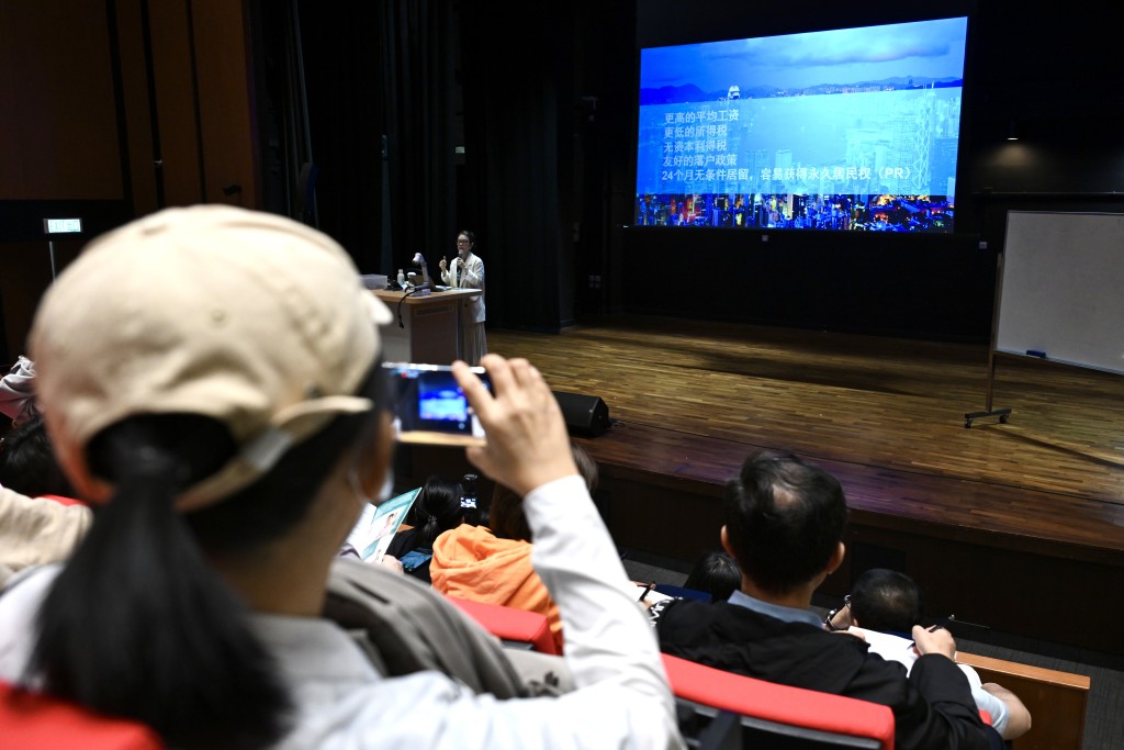 不少內地家長及學生今日特意前往港大，更有家長帶同就讀小五的子女來港大感受氣氛。鍾健華攝