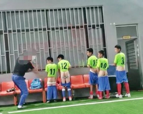 網民揭大連一間足球學校涉嫌虐兒。網圖