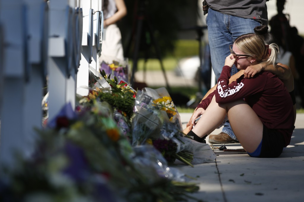 民眾到小學外獻花悼念。AP圖片
