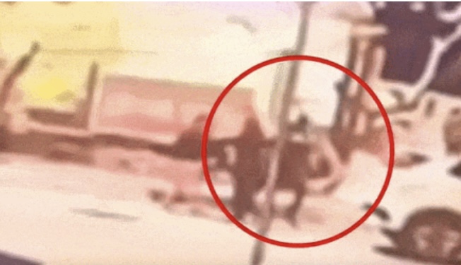 疑犯当街将受害人林某拖上车带走。 泰国星暹公众号 疑犯当街将受害人林某拖上车带走。 泰国星暹公众号