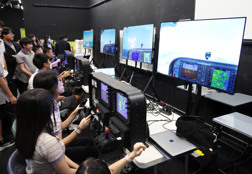 「生涯規劃週」亦設有模擬飛行體驗，讓學生體驗航空運作，從實踐中了解飛行原理及探索航空專業領域。