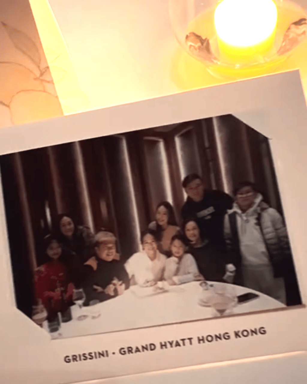 生日卡內有餐廳安排拍攝的一張家庭大合照，可見老公泥鯭（前左二）終現身坐正中間，可謂放閃放得極低調。