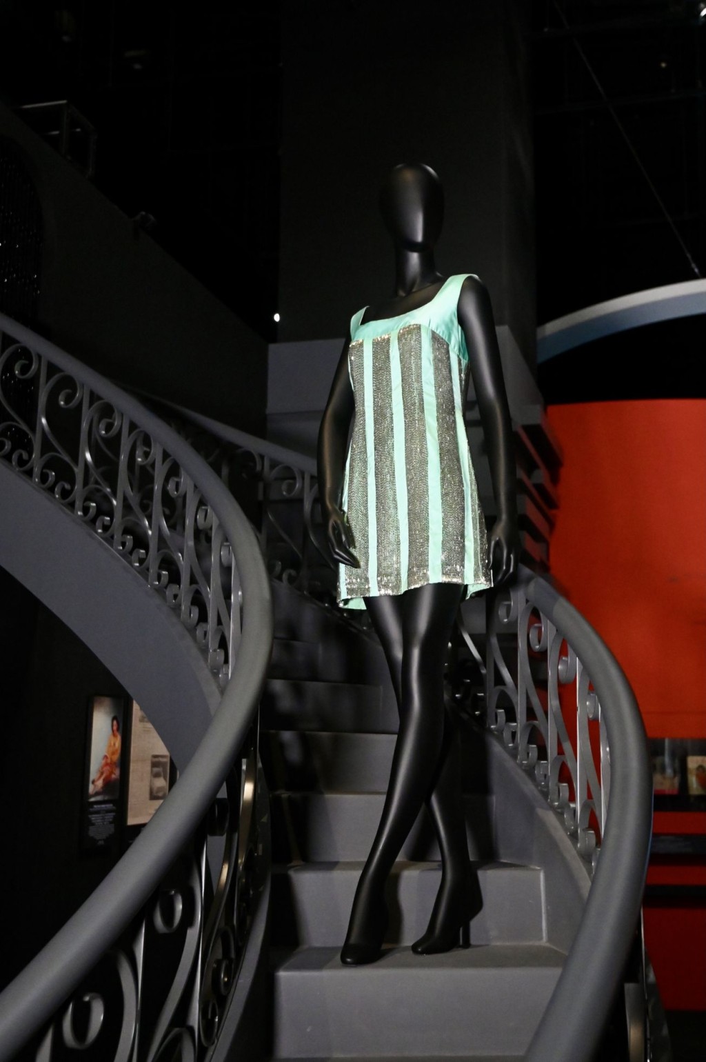 演員蕭芳芳捐出的珠片迷你裙。政府新聞處圖片