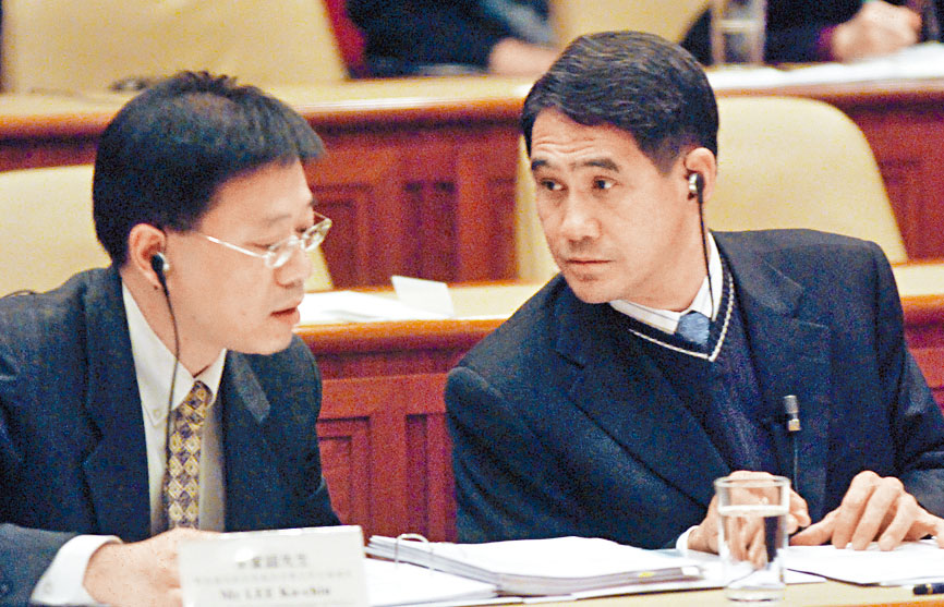 李家超於○七年，陪同鄧竟成出席保安事務委員會會議。