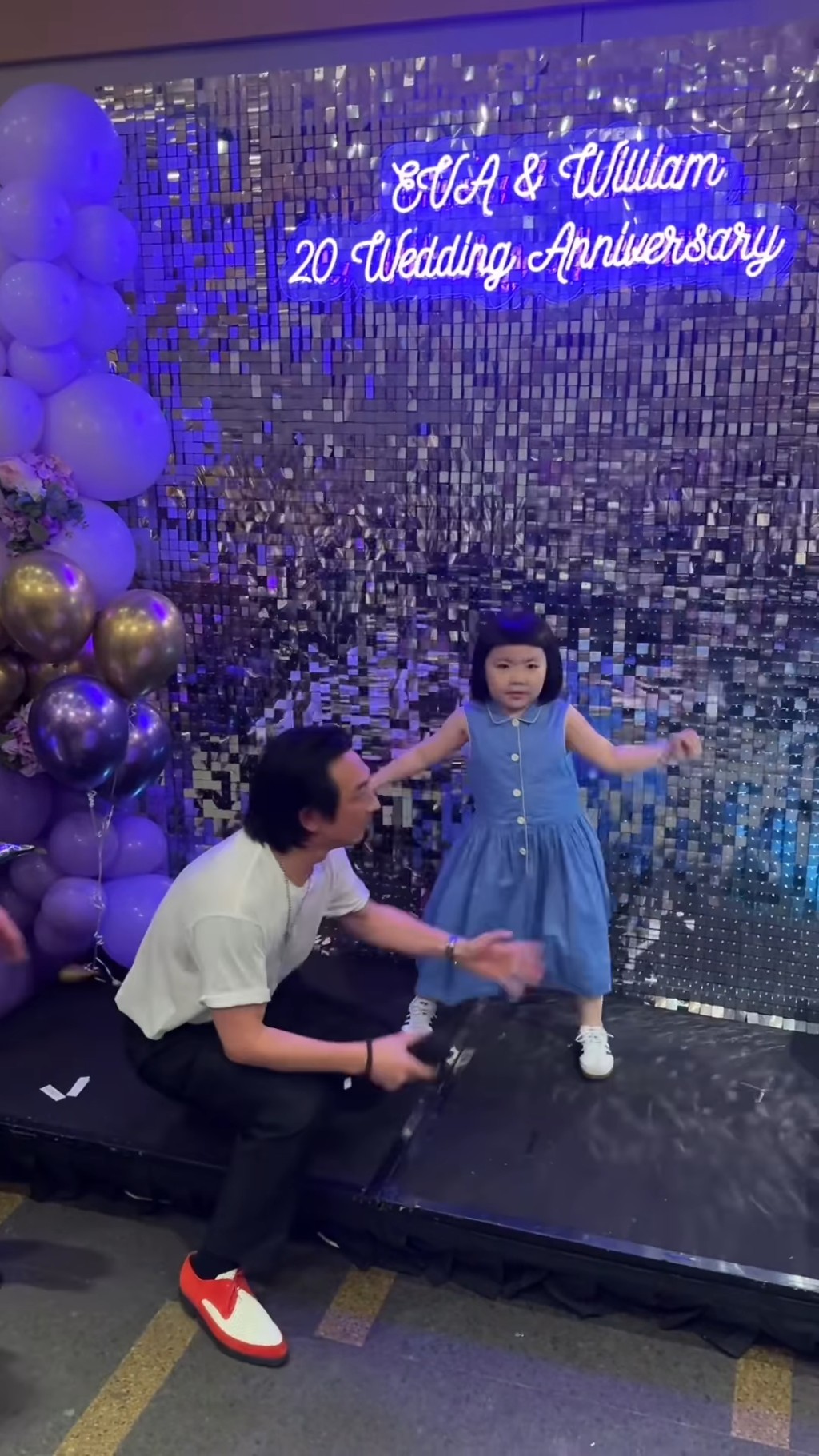 Lucy媽在IG分享了Lucy興奮為爸爸伴舞的精彩片段。