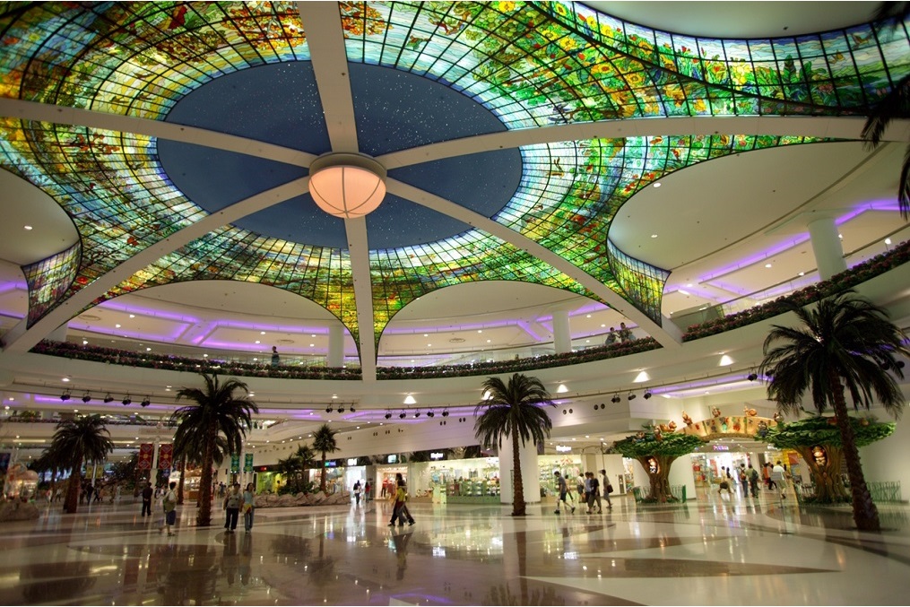 商场顶部玻璃天幕是全亚洲最大的彩色玻璃天幕，吸收天然光营造自然环境。