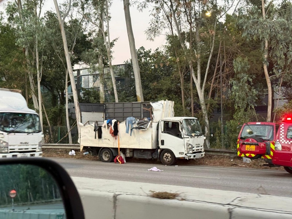 貨車車頂被劏開。FB：香港公共交通智庫