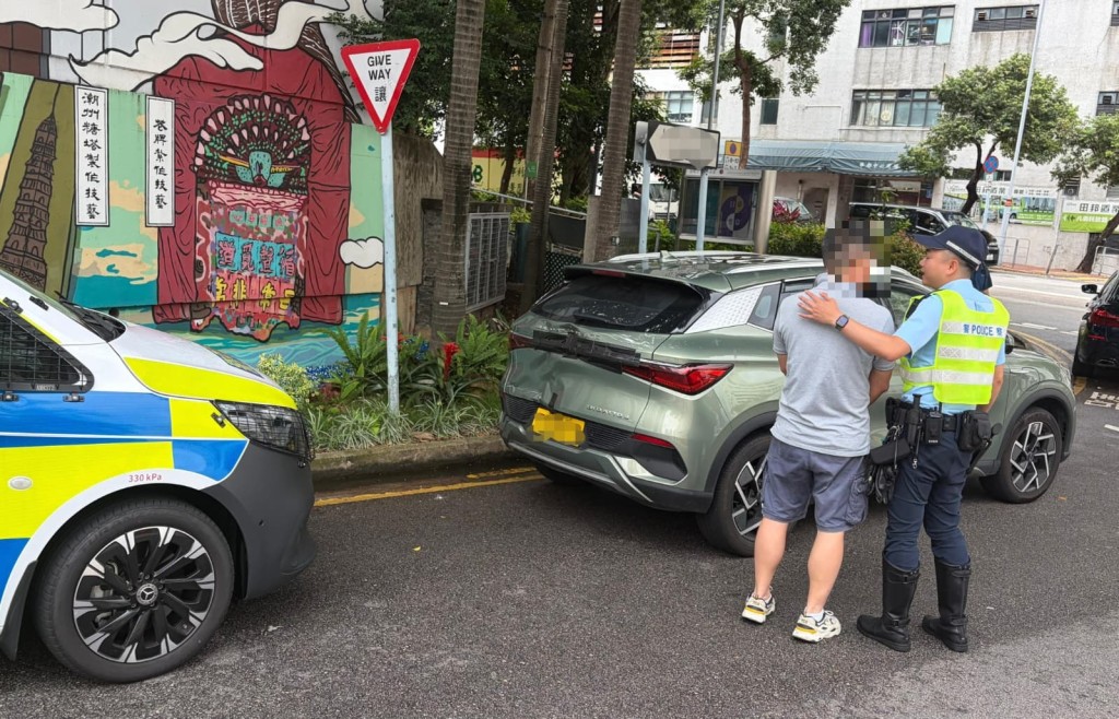 新界南警方截獲的白牌車和司機。警方圖片