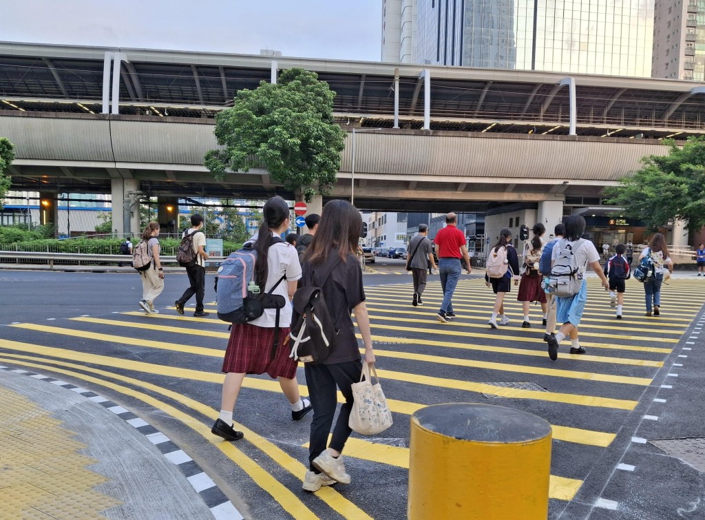 沙田安明街與安睦街交界路口的對角行人過路處已經啓用,便利區內行人以較短距離橫過至對角位置,節省步行時間。政府新聞處圖片 沙田安明街與安睦街交界路口的對角行人過路處已經啓用,便利區內行人以較短距離橫過至對角位置,節省步行時間。政府新聞處圖片