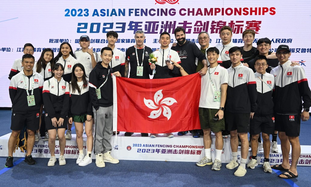 楊子加（後排中）於亞錦賽男花個人賽摘得個人首面亞錦賽個人獎牌。香港劍總圖片