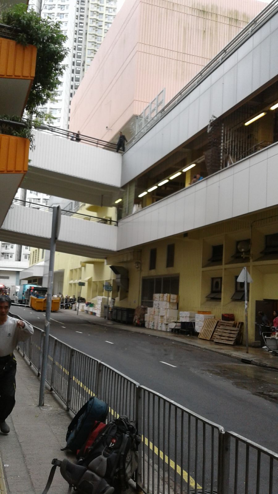 男子一度企图跳楼。读者提供照片